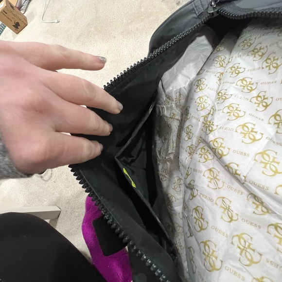 Guess weekend or gym back with bright camo markings - Picture 6 of 8